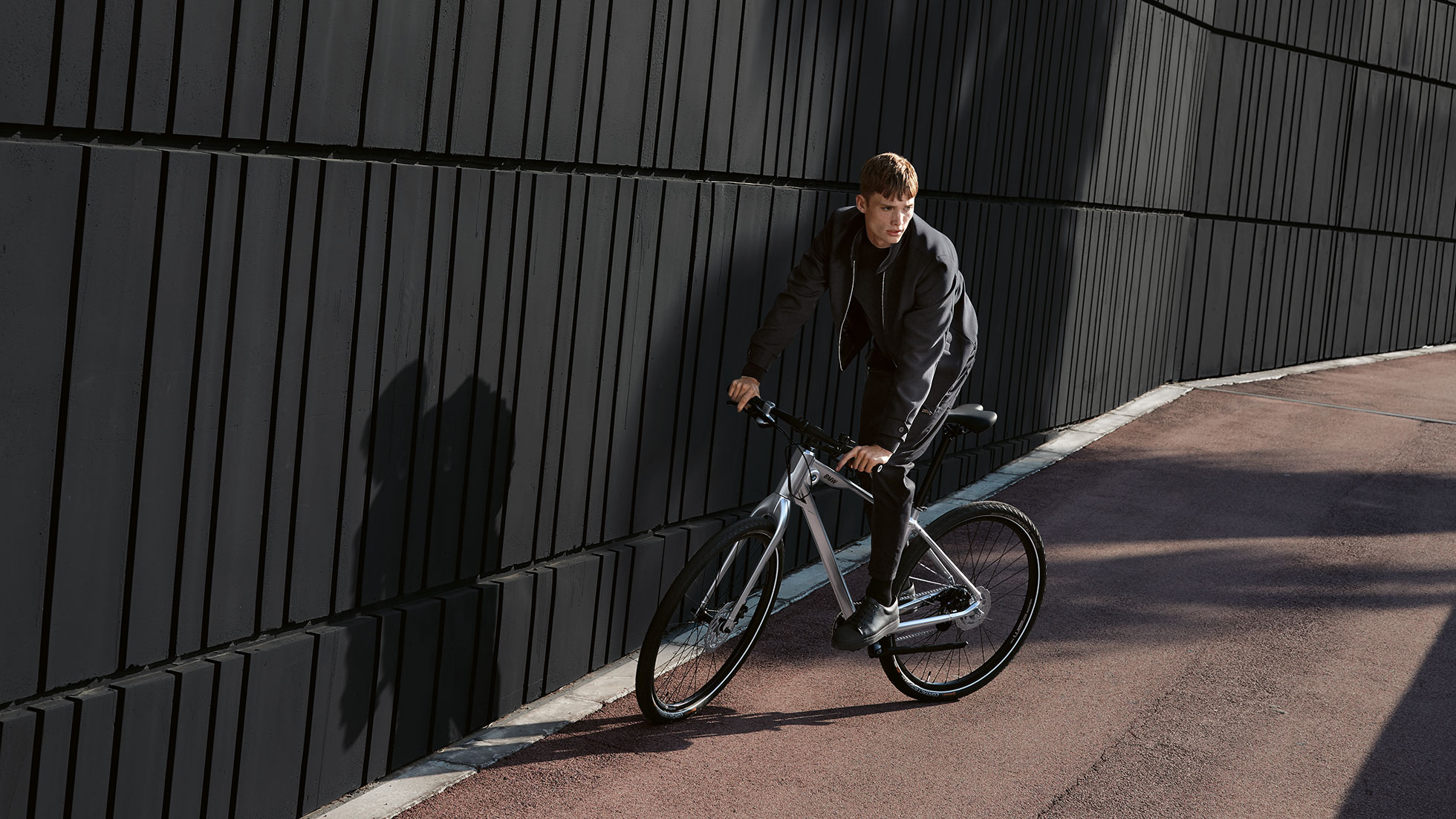 Vīrietis izbrauc līkumu ar BMW Cruise velosipēdu. Vīrietis izbrauc līkumu ar BMW Cruise velosipēdu.