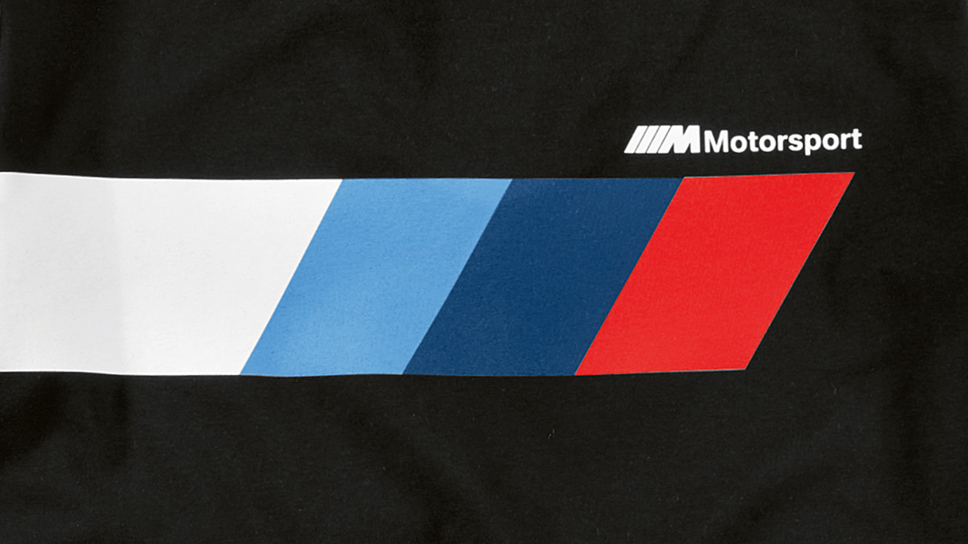 BMW M autosporta jaka sievietēm atstāj fantastisku iespaidu arī tad, kad neatrodaties savā BMW. Izstrādājuma ilustrācija ir BMW M autosporta kolekcijas logotipa tuvplāns, kas redzams, piemēram, uz jakas sievietēm.