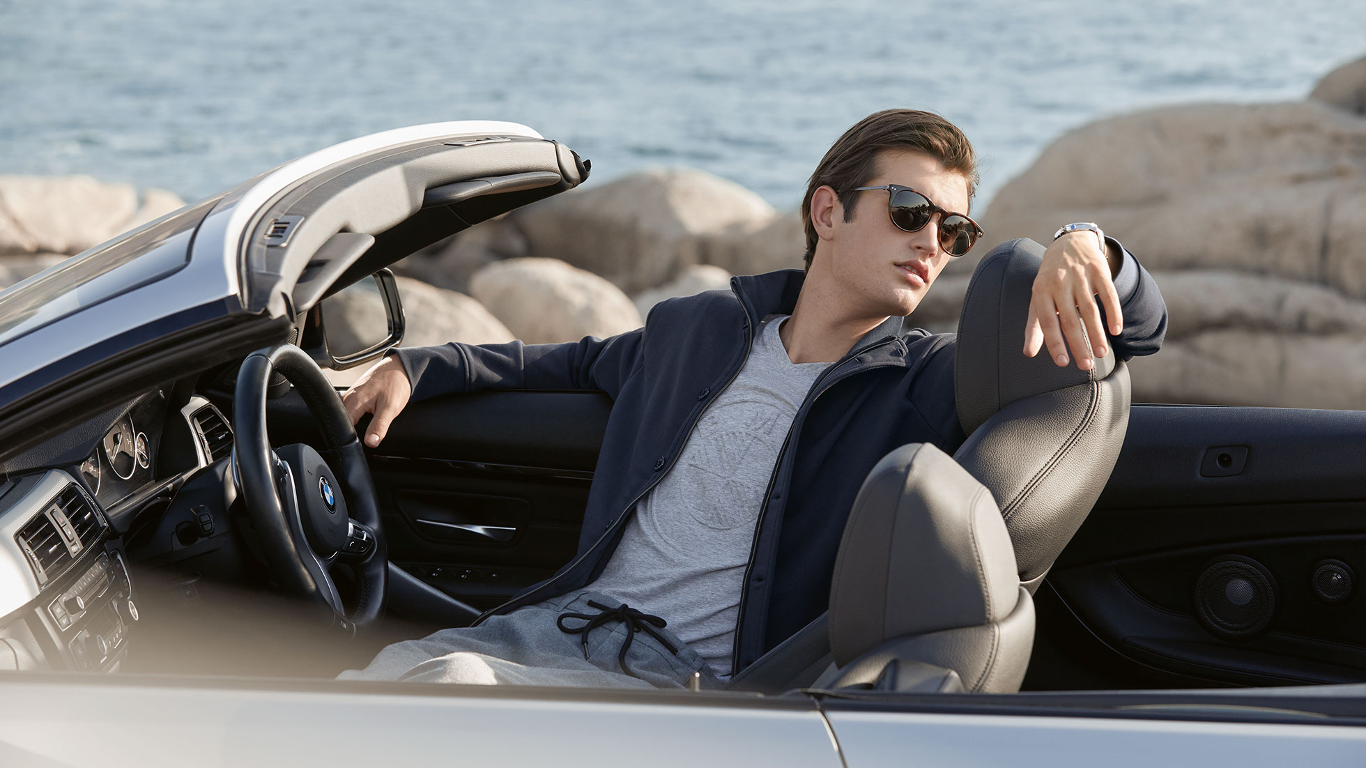 Vīrietis izskatās stilīgi ar BMW saulesbriļļu pāri sievietēm un vīriešiem. Vīrietis izskatās stilīgi ar BMW saulesbriļļu pāri sievietēm un vīriešiem.