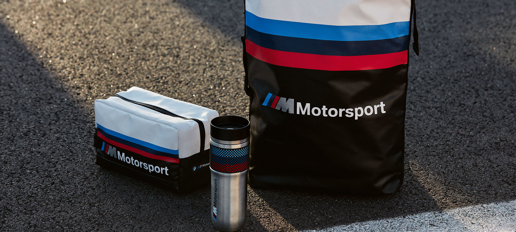 Attēlā parādīta BMW M autosporta kolekcijas tualetes piederumu soma kopā ar termokrūzi. Attēlā parādīta BMW M autosporta kolekcijas tualetes piederumu soma kopā ar termokrūzi.