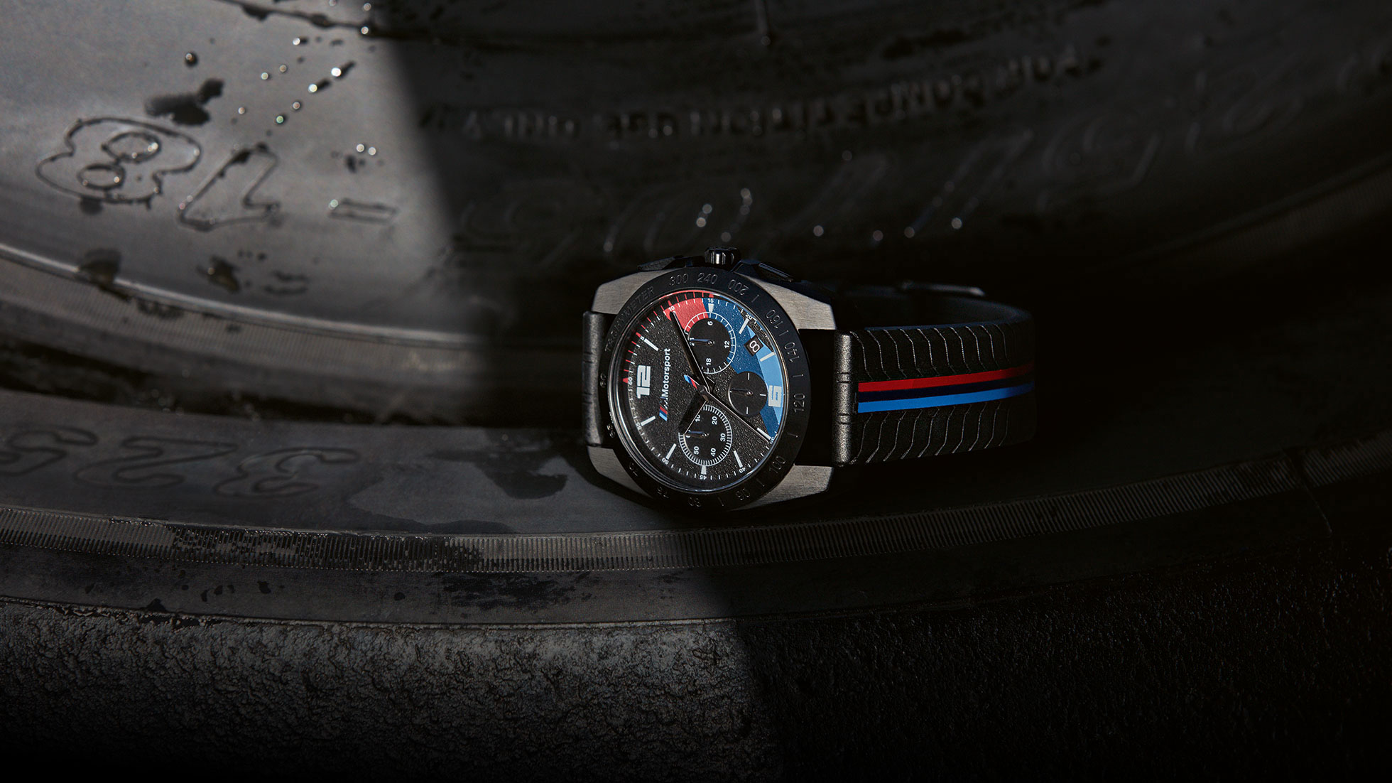 Attēlā parādīts BMW M autosporta vīriešu hronogrāfa tuvplāns. Attēlā parādīts BMW M autosporta vīriešu hronogrāfa tuvplāns.