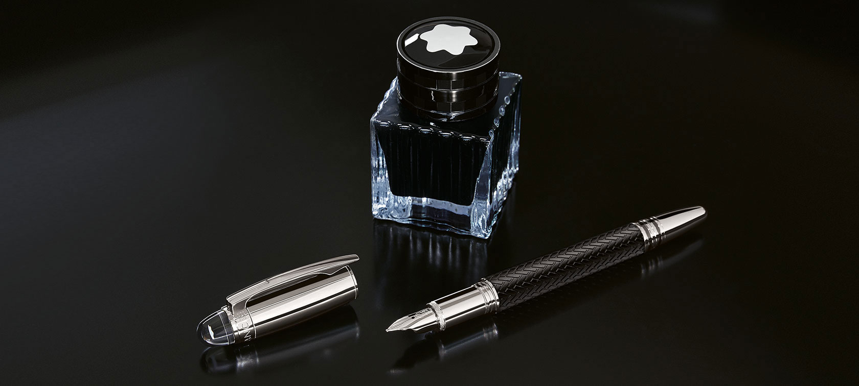 BMW Montblanc tintes pildspalva redzama BMW Montblanc tintnīcas priekšā. BMW Montblanc tintes pildspalva redzama BMW Montblanc tintnīcas priekšā.