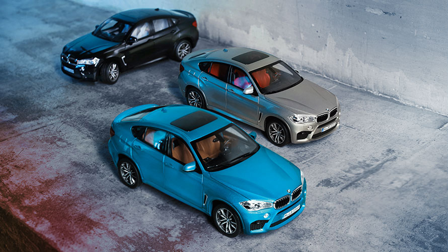 Šeit redzami trīs miniatūrie BMW X6 modeļi Sapphire Black, Donington Grey un Long Beach Blue krāsā. Šeit redzami trīs miniatūrie BMW X6 modeļi Sapphire Black, Donington Grey un Long Beach Blue krāsā.