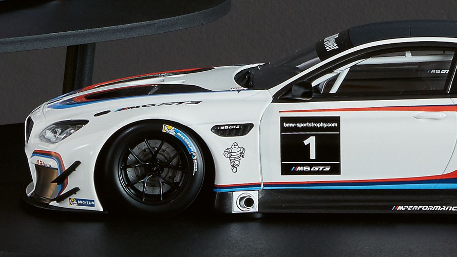 Attēls ir skats profilā no priekšpuses uz BMW M6 GT3 miniatūru. Attēls ir skats profilā no priekšpuses uz BMW M6 GT3 miniatūru.