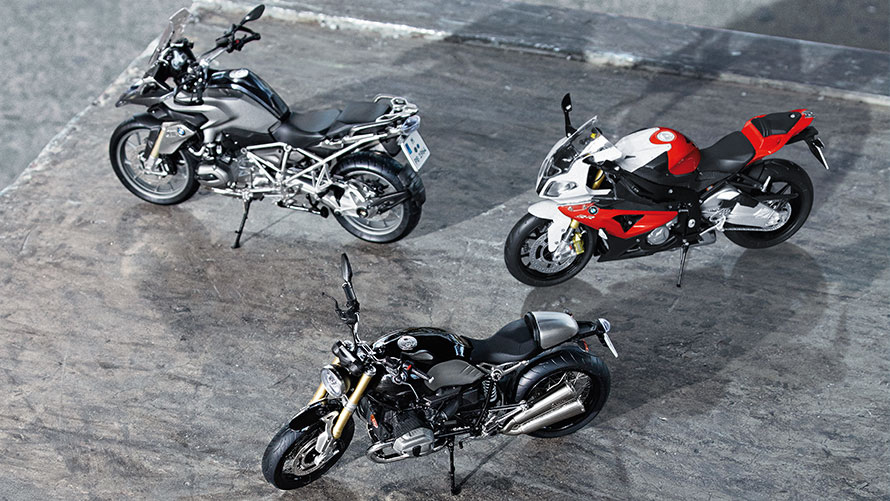 Trīs BMW motocikli. BMW R 1200 GS miniatūra, BMW S 1000 RR miniatūra un BMW R Nine T miniatūra. Trīs BMW motocikli. BMW R 1200 GS miniatūra, BMW S 1000 RR miniatūra un BMW R Nine T miniatūra.