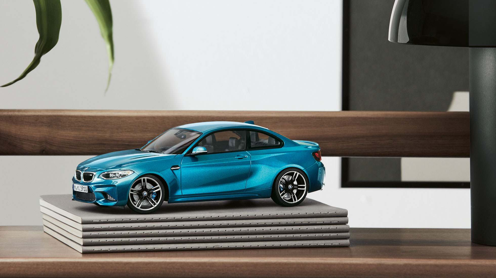 BMW M2 Long Beach Blue krāsas miniatūra. Attēlā parādīta BMW M2 Long Beach Blue krāsas miniatūra.