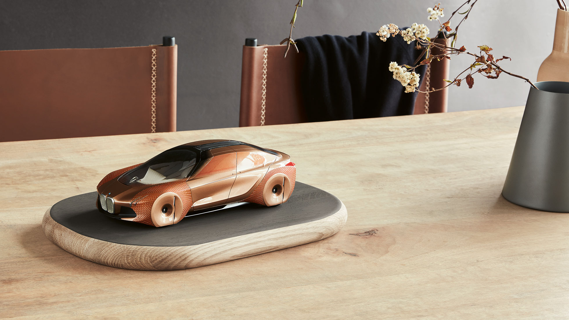 BMW Vision Next 100 miniatūra. Attēls ir trīs ceturtdaļu priekšējais skats uz BMW Vision Next 100 miniatūru.
