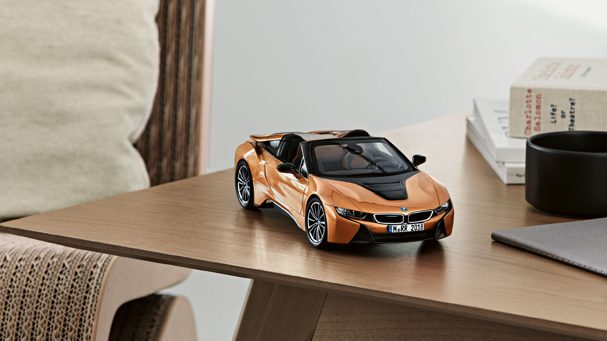 BMW i8 Roadster miniatūra. Attēlā parādīta BMW i8 Roadster miniatūras priekšpuse.