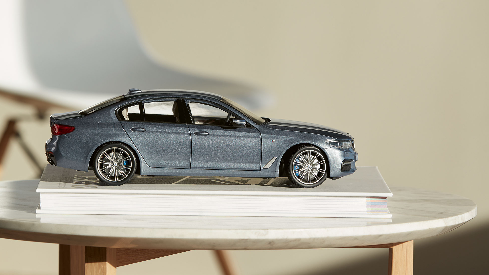 BMW 5. sērijas Sophisto Grey krāsas miniatūra. Šajā attēlā parādīta BMW 5. sērijas Sophisto Grey krāsas miniatūra.