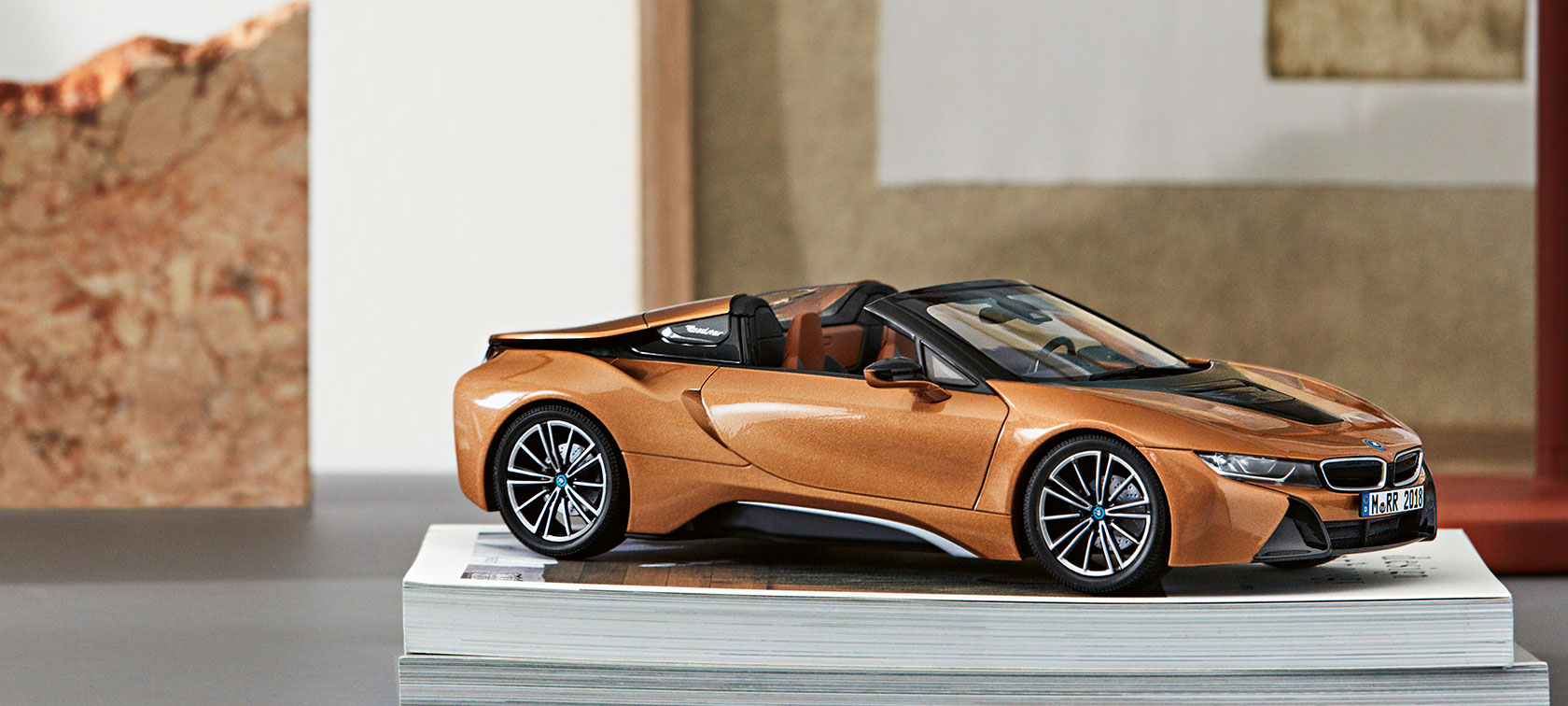 BMW i8 Roadster miniatūra. BMW i8 Roadster miniatūra rotā žurnālu kaudzes virsotni.