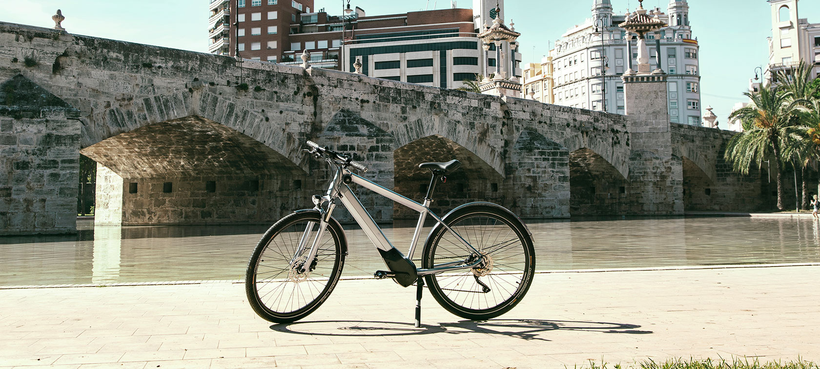 BMW Active Hybrid E-bike. Šajā attēlā parādīts BMW Active Hybrid E-bike, kas novietots pie upes Valensijā.