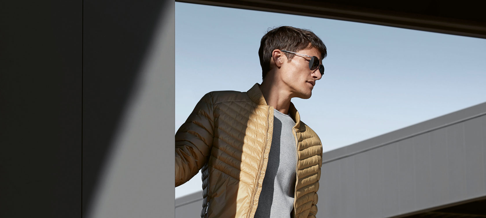 Attēlā parādīts jauns modelis, kas tērpies BMW mīkstā dūnu jakā vīriešiem. Attēlā parādīts jauns modelis, kas tērpies BMW mīkstā dūnu jakā vīriešiem.