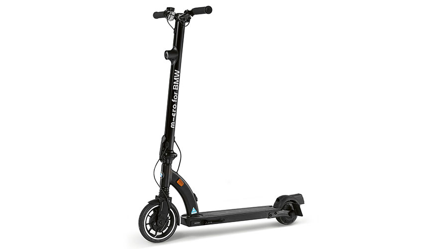 BMW e-skūteris. Šajā attēlā parādīts BMW e-skūteris.