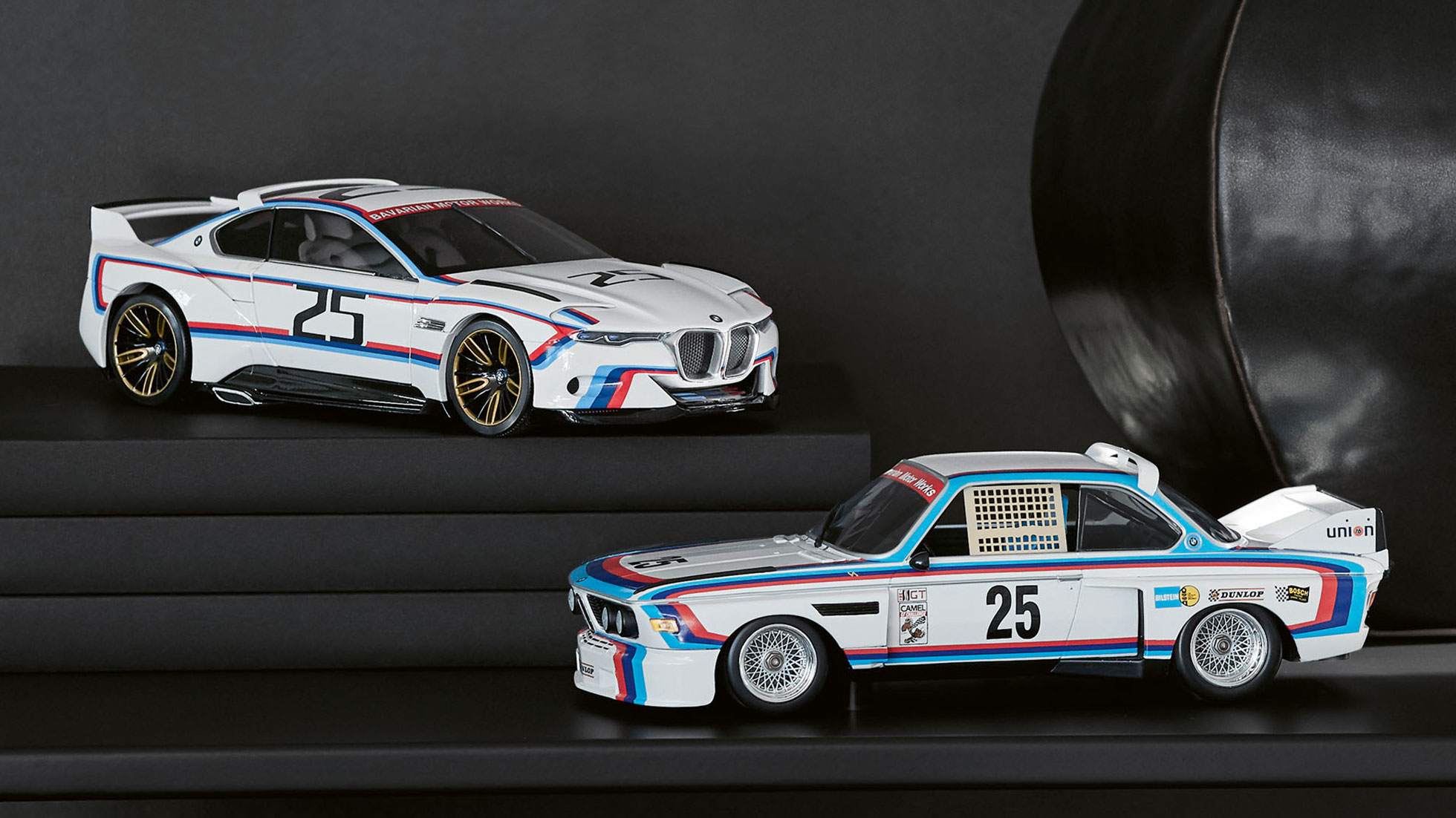 BMW miniatūras. Attēlā parādītas divas BMW miniatūras.