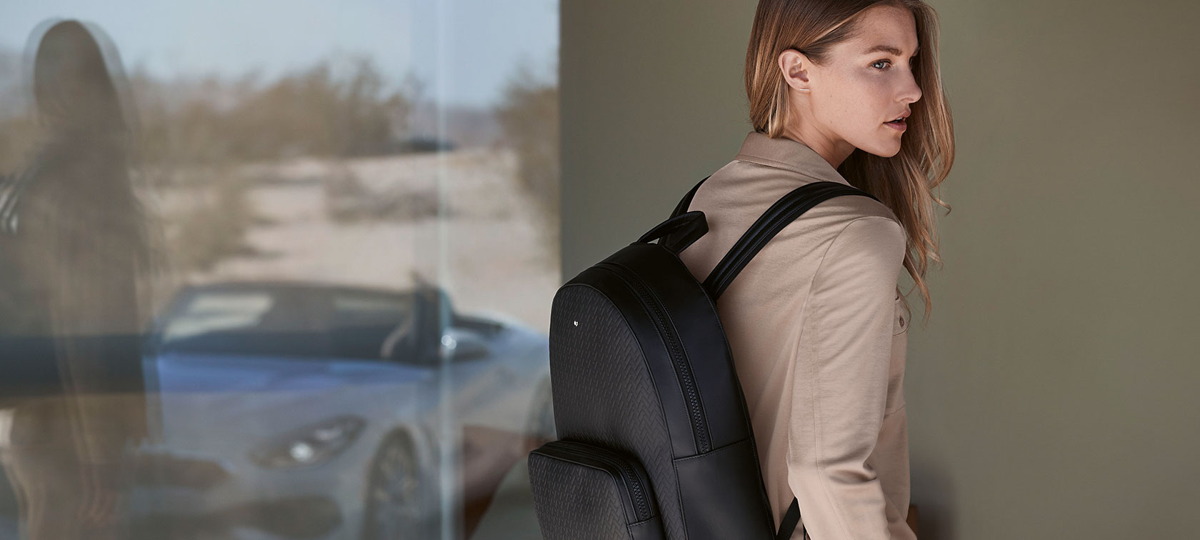 Jauna sieviete modele, tērpusies BMW dzīvesstila kolekcijas apģērbā un aksesuāros. Jauna sieviete modele, tērpusies BMW dzīvesstila kolekcijas apģērbā un aksesuāros.
