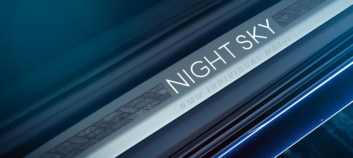 BMW Individual M850i NIGHT SKY, NIGHT SKY durvju sliekšņa panelis BMW Individual NIGHT SKY durvju sliekšņa paneļa ar mozaīkas dizainu tuvplāns