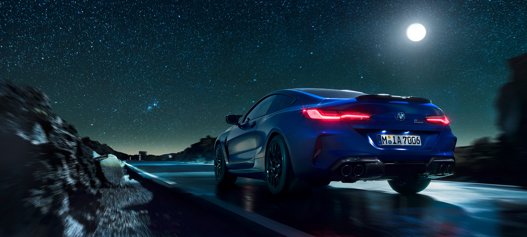 BMW M8 xDrive Coupé, aizmugures skats. BMW M8 Competition Coupé, aizmugures skats, braucošs automobilis pillnmēness naktī.