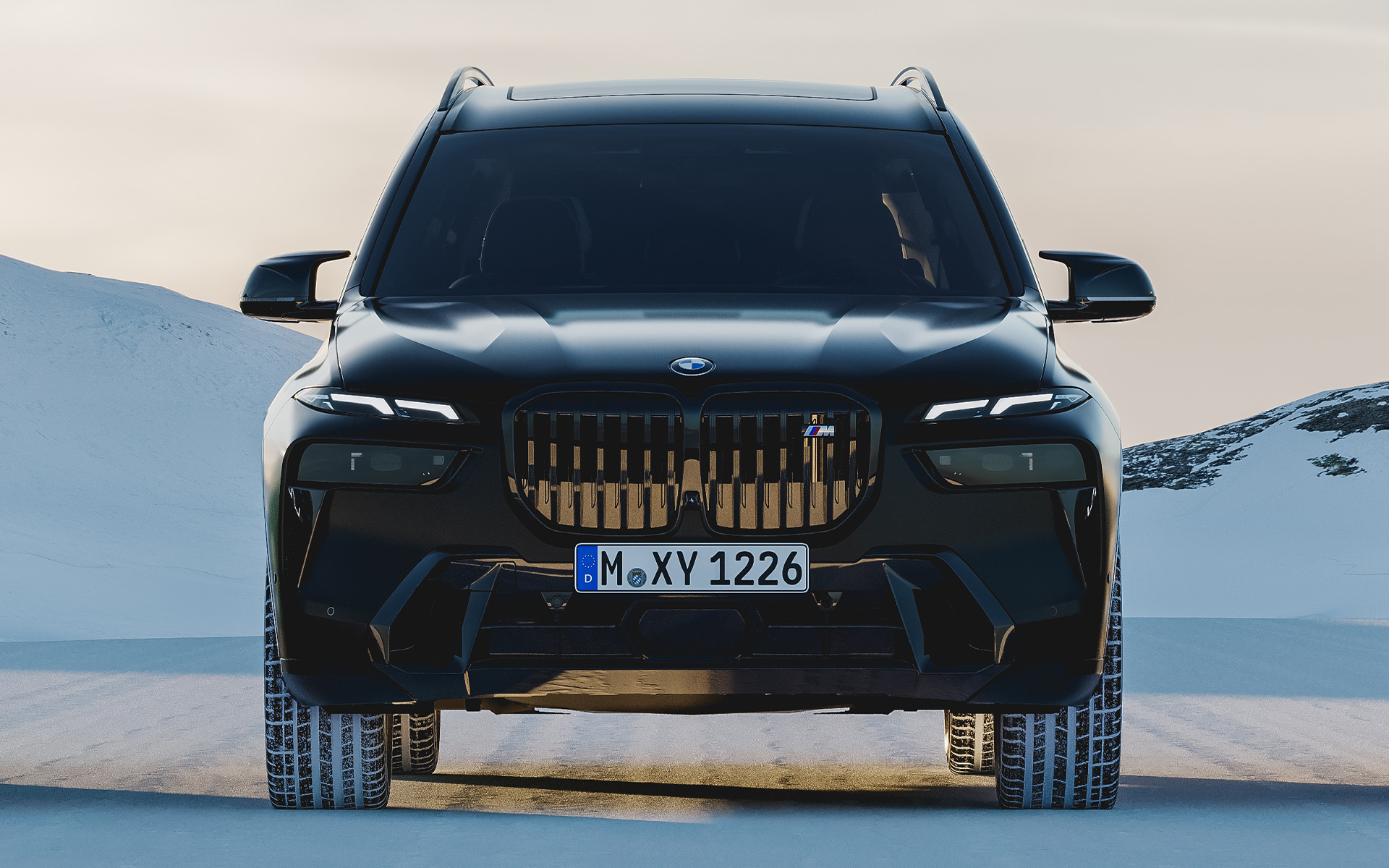 BMW X7, G07, Frozen Black krāsā BMW X7, G07, BMW Individual Frozen Black krāsā, priekšpuses skats, sniegā novietots automobilis