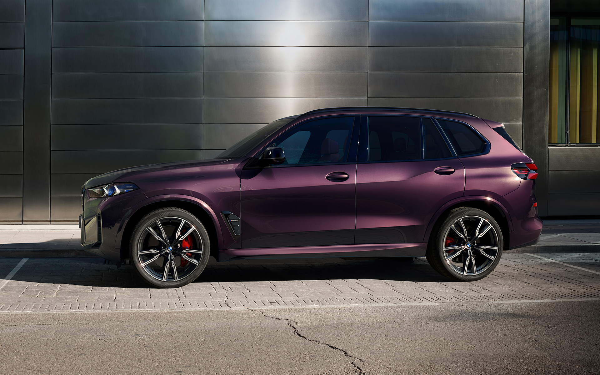 BMW X5 M60i, G05, metāliskā Mora krāsā BMW X5 M60i, G05, BMW Individual metāliskā Mora krāsā, divu trešdaļu sānskats, novietots automobilis