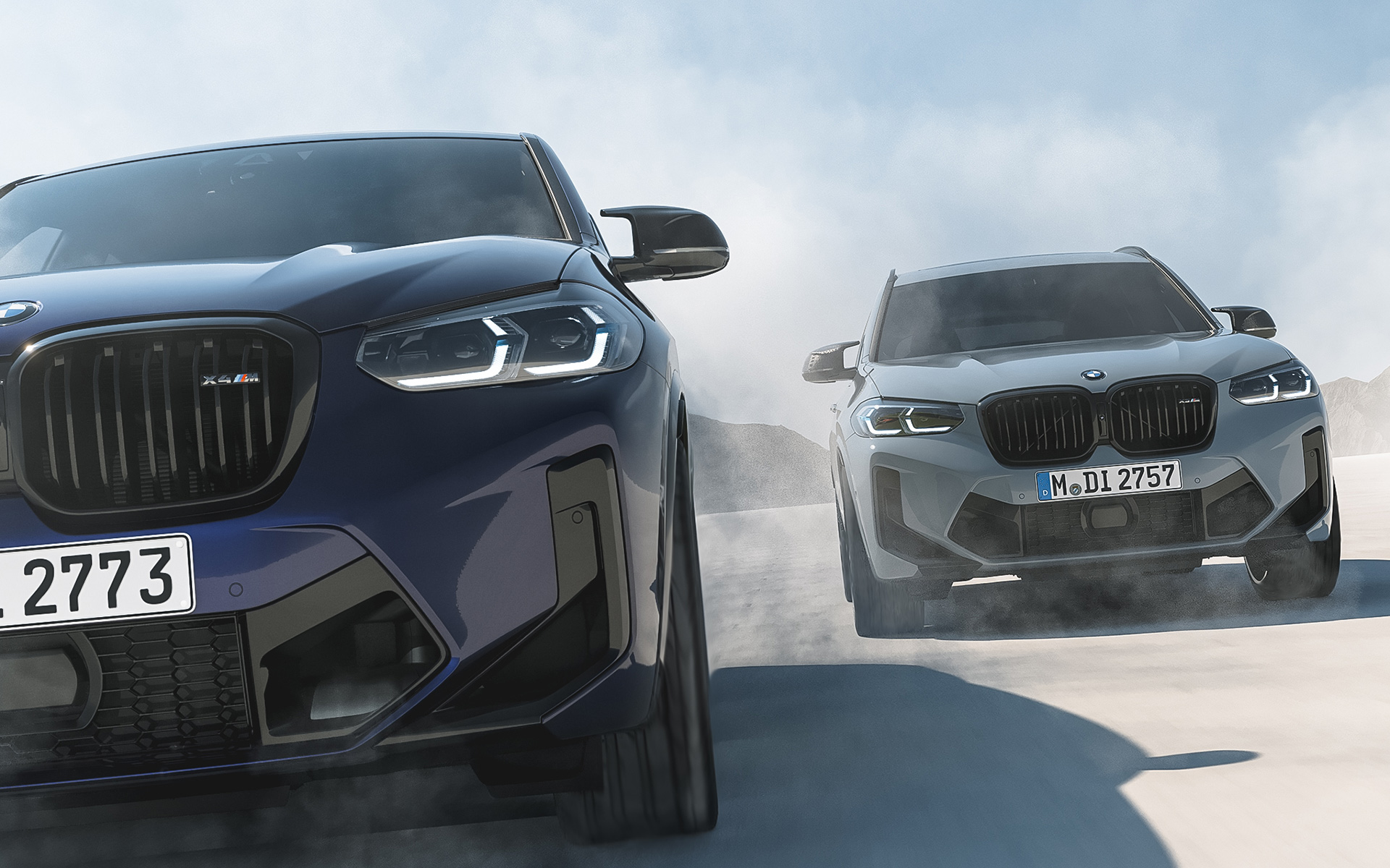 BMW X4 M, F98, BMW Individual Velvetblue krāsā, BMW X3 M, F97, BMW Individual Nardogrey krāsā BMW X4 M, F98, BMW Individual Velvetblue krāsā, BMW X3 M, F97, BMW Individual Nardogrey krāsā, priekšpuses skats, braucienā