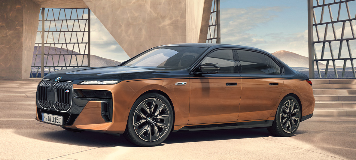 BMW 7. sērija, G70, BMW Individual Liquid Copper krāsa BMW 7. sērija, G70, BMW Individual Liquid Copper krāsa, trīs ceturtdaļu priekšpuses skats, stāvošs automobilis