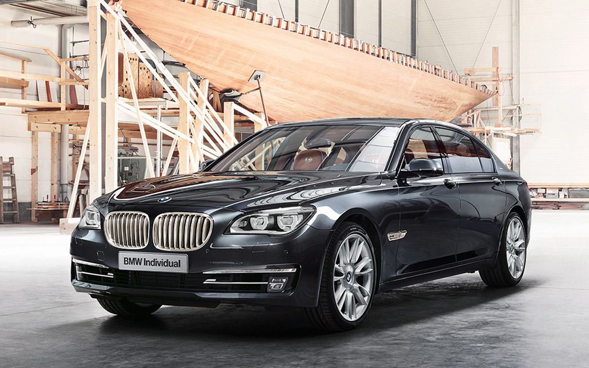BMW Individual 760Li Sterling, ko iedvesmojis ROBBE & BERKING, F01, 2013, uz buru jahtas fona kuģu būvētavā BMW Individual 760Li Sterling, ko iedvesmojis ROBBE & BERKING, F01, 2013, trīs ceturtdaļu priekšpuses skats, uz buru jahtas fona kuģu būvētavā