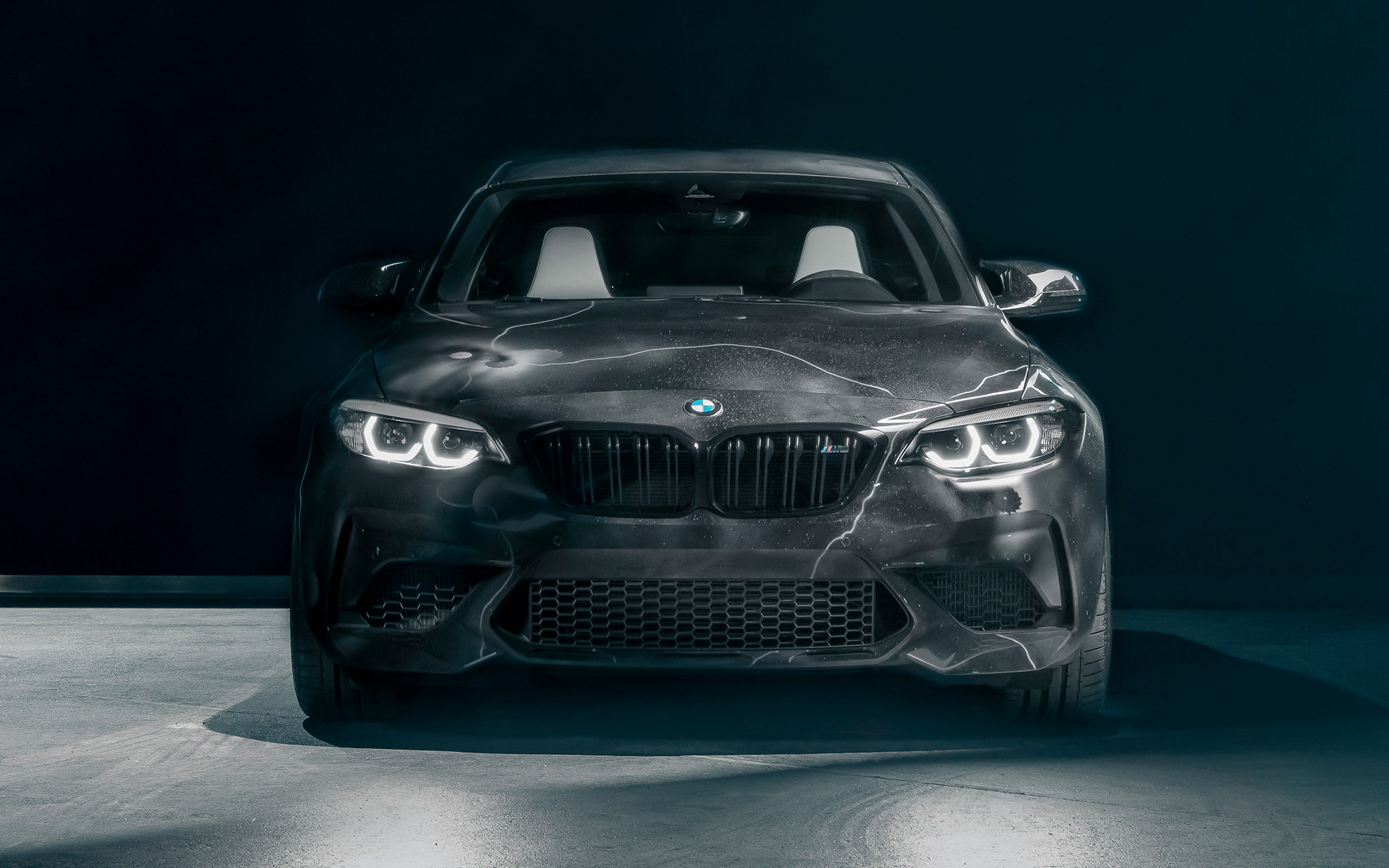 BMW M2 laidiens, kura dizainu veidojis FUTURA 2000, F87, 2020, priekšpuses skats BMW M2 laidiens, kura dizainu veidojis FUTURA 2000, F87, 2020, priekšpuses skats uz melna fona