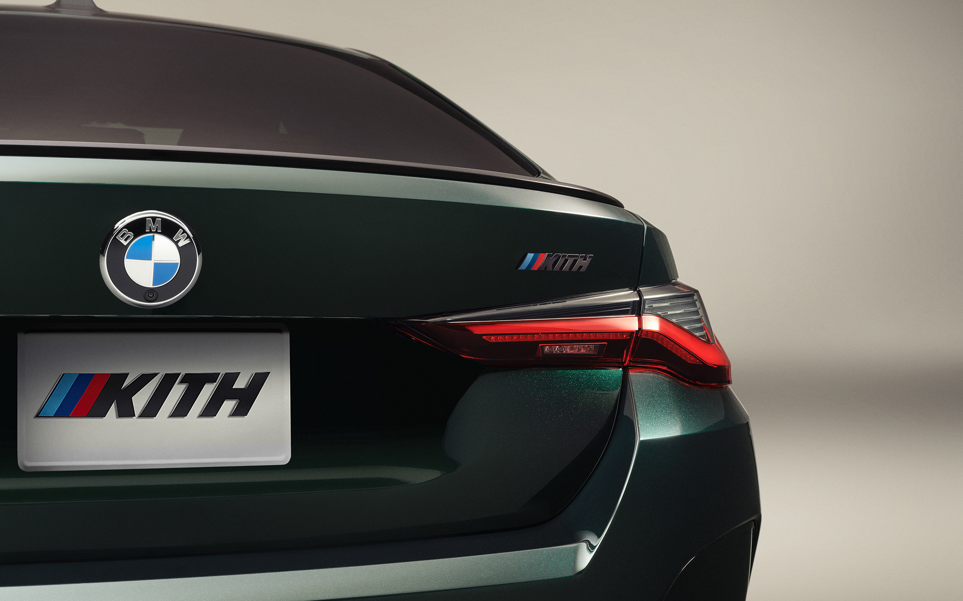 BMW i4 M50, G26, BEV, KITH emblēma, aizmugure BMW i4 M50, G26, BEV, KITH emblēma, aizmugure