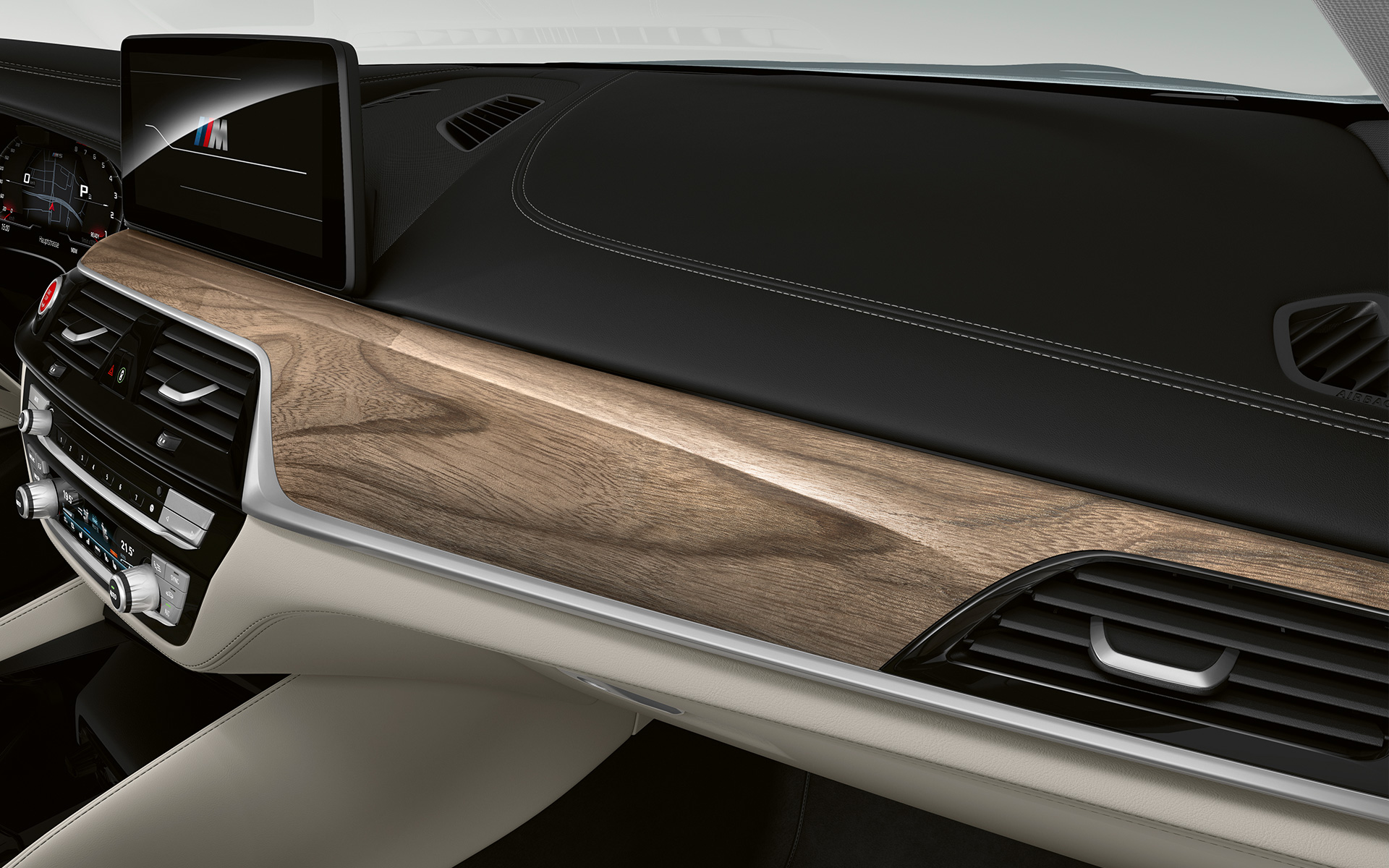 BMW Individual koka apdares elementi Sen Light Brown krāsā, tuvplāns BMW Individual koka apdares elementi Sen Light Brown krāsā, tuvplāns
