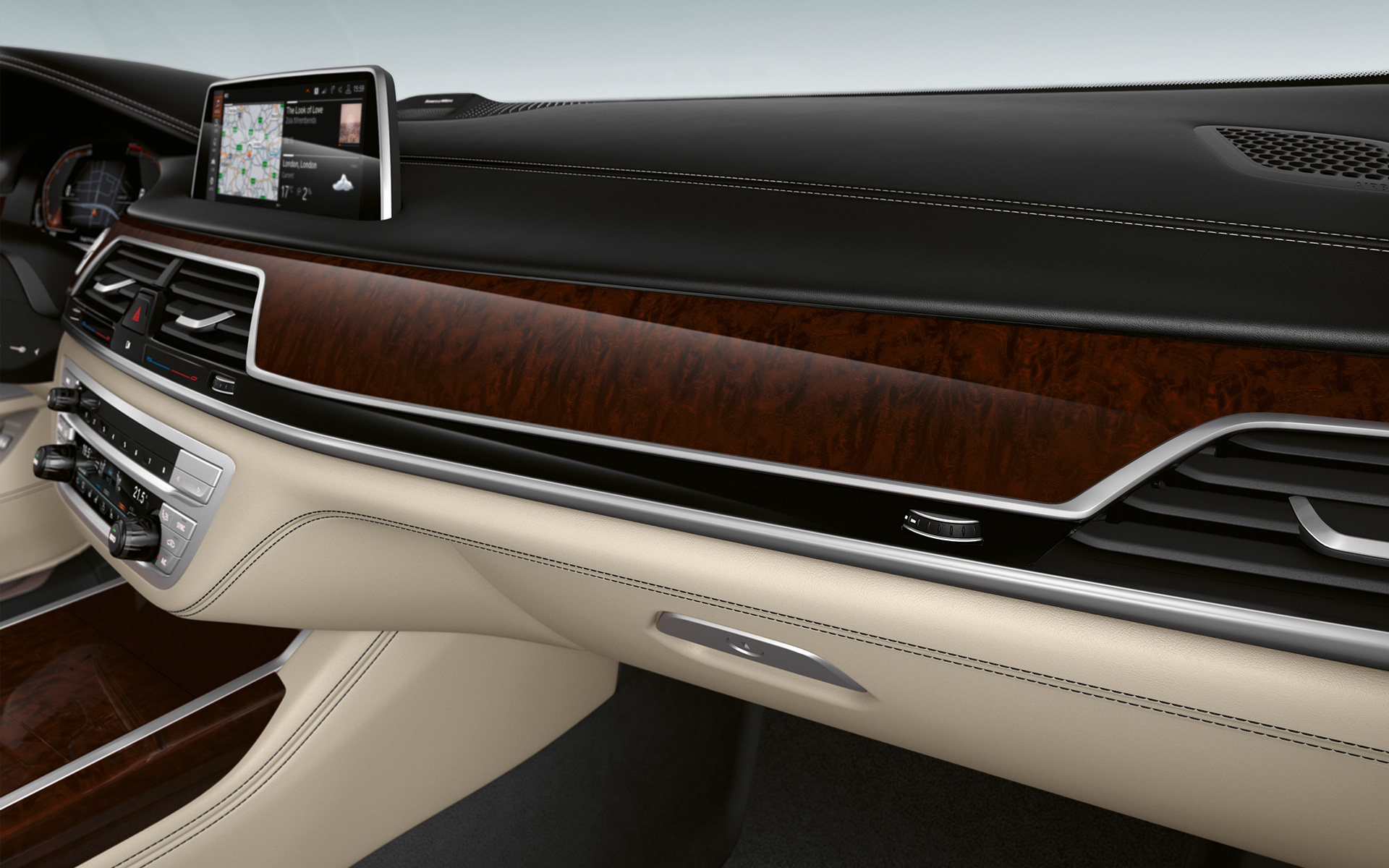 BMW Individual koka apdares elementi Ash Grain Black/Red krāsā, mirdzoši, tuvplāns BMW Individual koka apdares elementi Ash Grain Black/Red krāsā, mirdzoši, tuvplāns