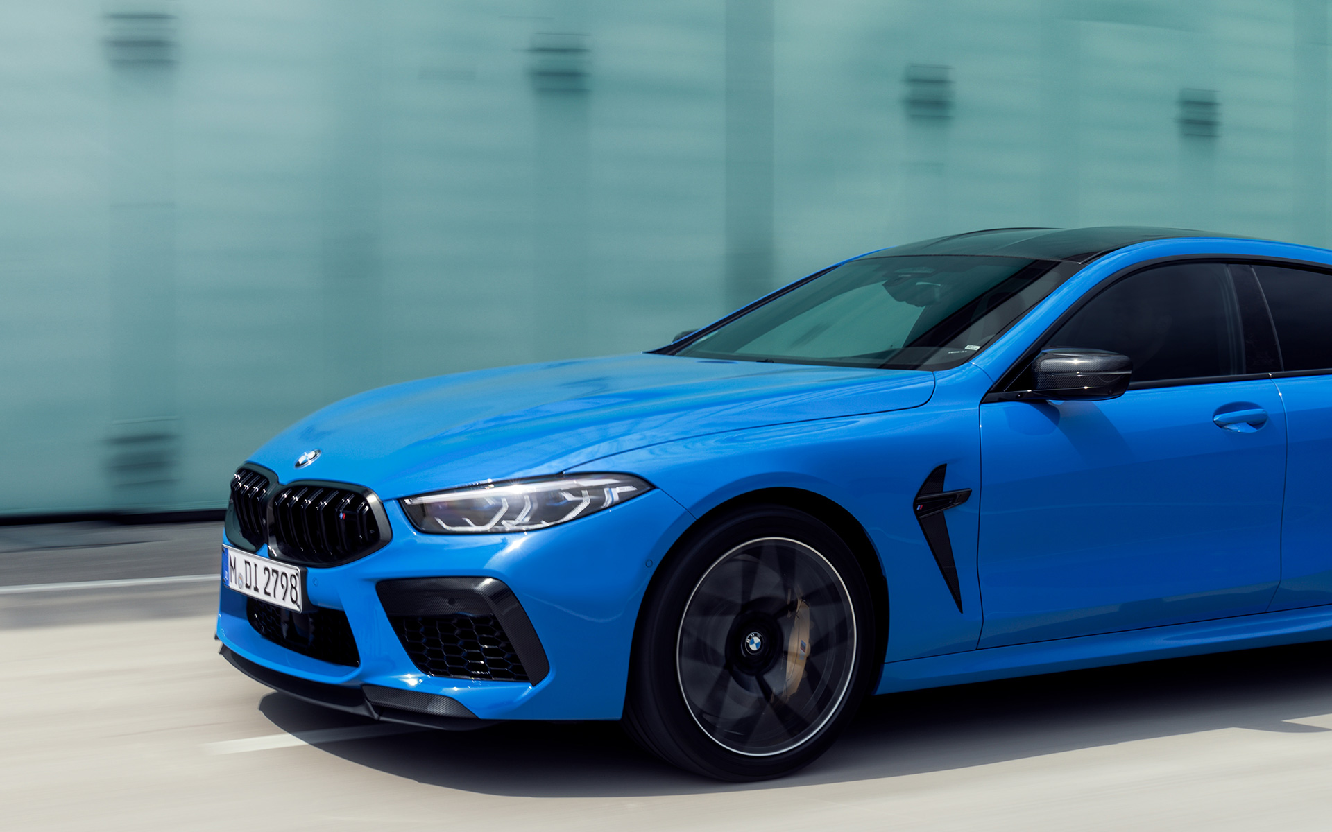BMW M8 Competition Coupé, F92, 2019, BMW Individual Voodoo Blue krāsa, trīs ceturtdaļu sānskats BMW M8 Competition Coupé, F92, 2019, BMW Individual Voodoo Blue krāsa, trīs ceturtdaļu sānskats, pilsētas kvartālā braucošs automobilis