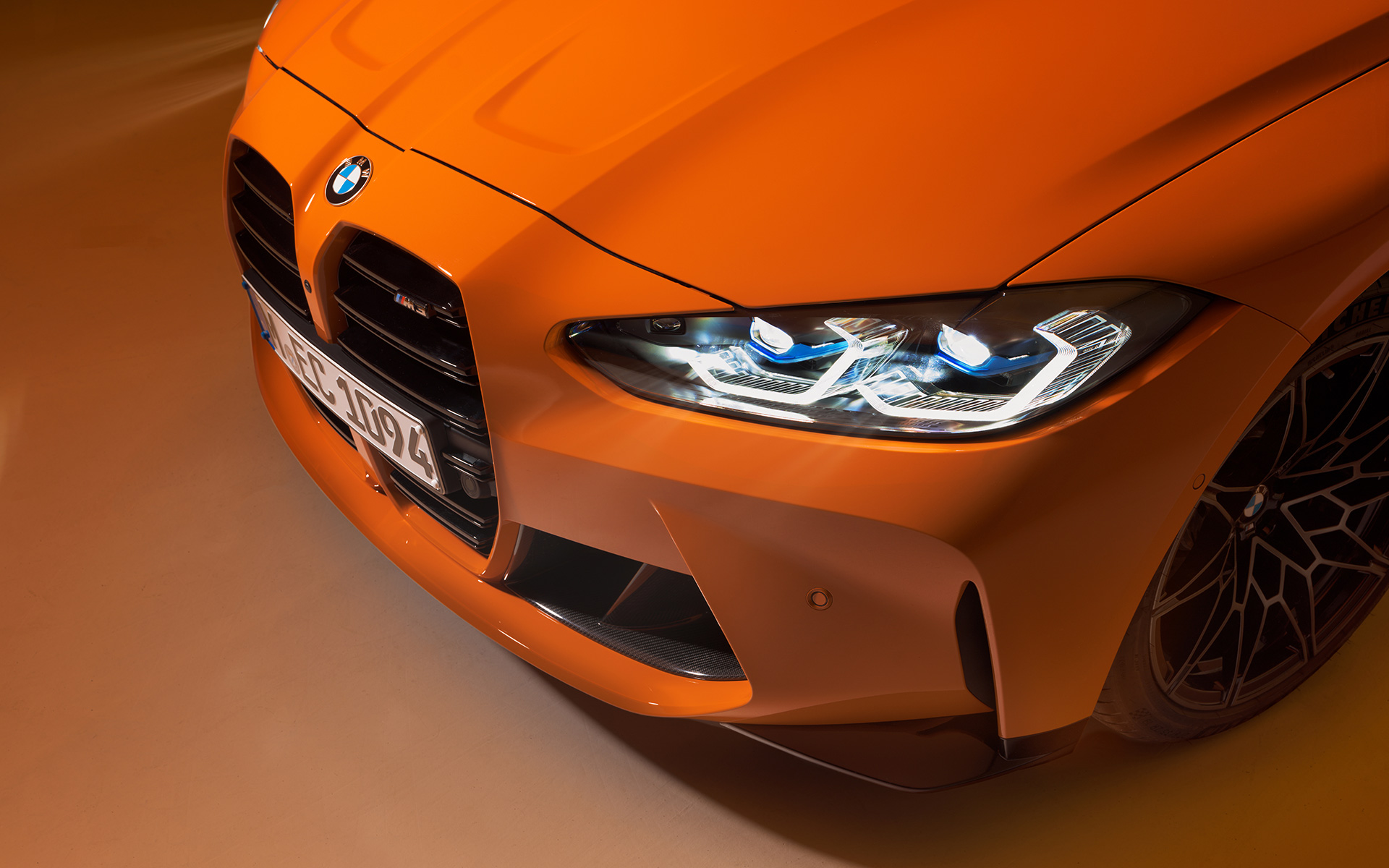 BMW M4 Competition Coupé, G82, 2021, BMW Individual Fire Orange krāsa, trīs ceturtdaļu priekšpuses skats BMW M4 Competition Coupé, G82, 2021, BMW Individual Fire Orange krāsa, stāvošs automobilis, trīs ceturtdaļu priekšpuses skats, tuvplāns ar skatu no augšas