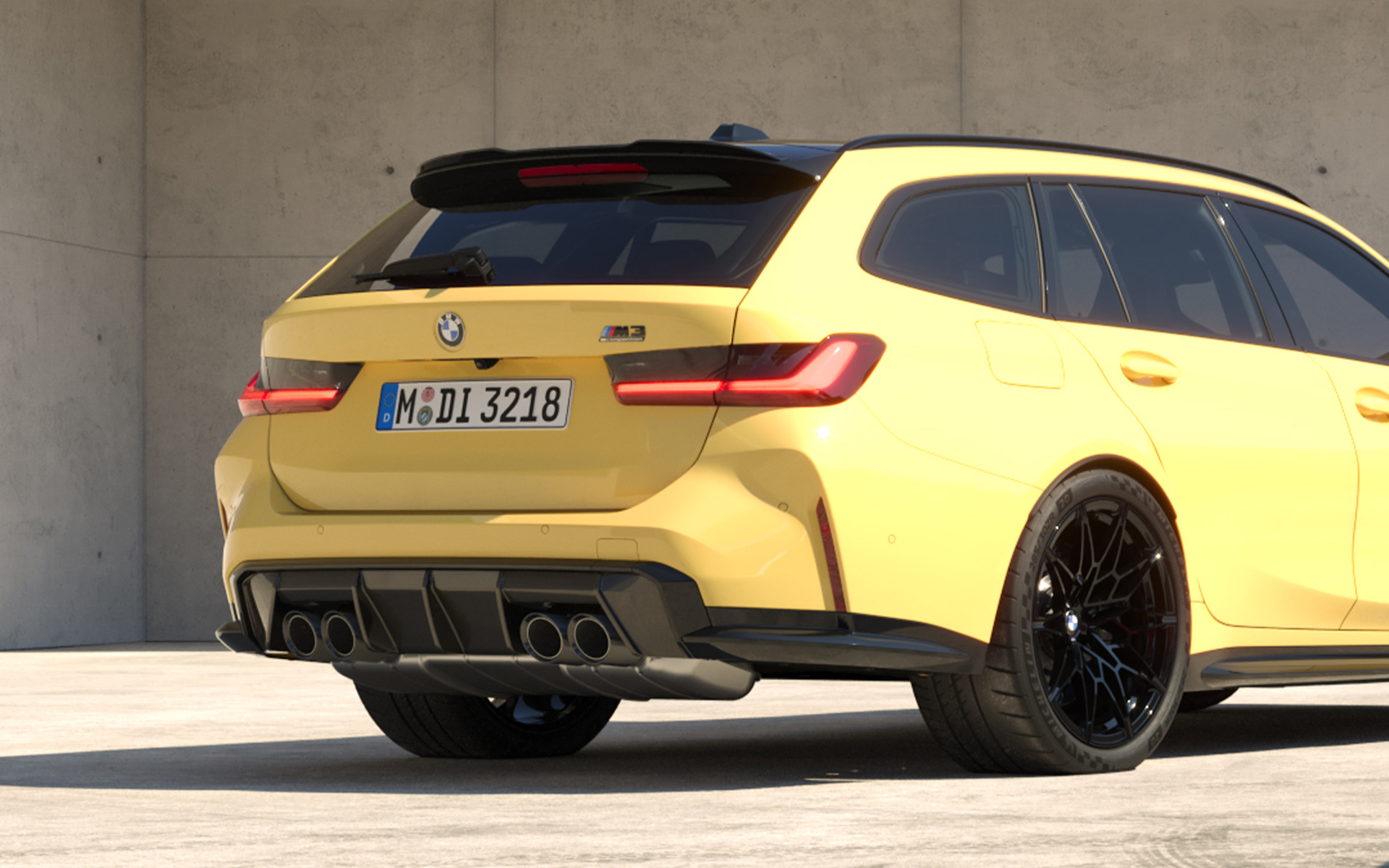 BMW M3 Competition M xDrive Touring, G81, 2022, BMW Individual Dakar Yellow krāsa, trīs ceturtdaļu aizmugures skats BMW M3 Competition M xDrive Touring, G81, 2022, BMW Individual Dakar Yellow krāsa, trīs ceturtdaļu aizmugures skats, stāvošs automobilis pilsētas kvartālā