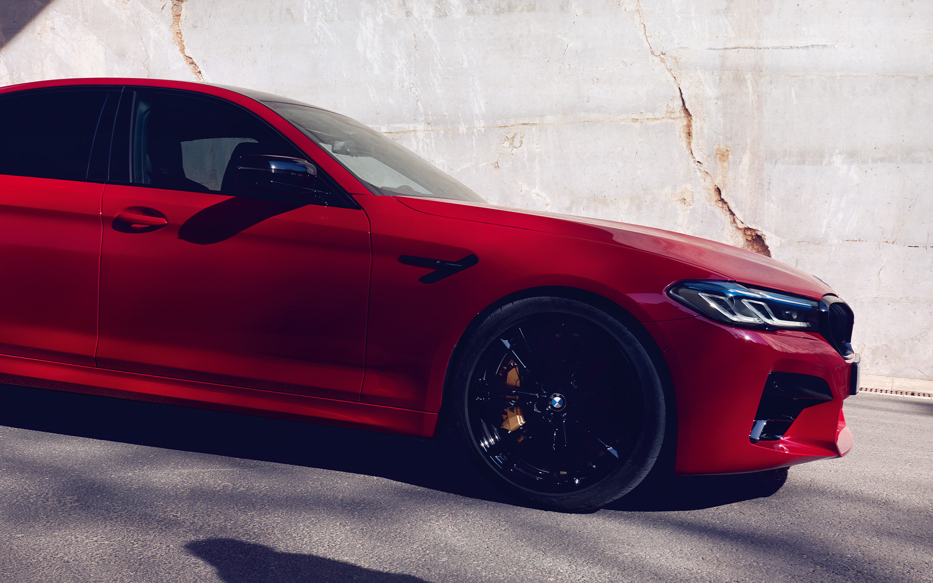 BMW M5 Competition, F90, 2018, BMW Individual Imola Red krāsa, sānskats BMW M5 Competition, F90, 2018, BMW Individual Imola Red krāsa, sānskats pilsētas kvartālā