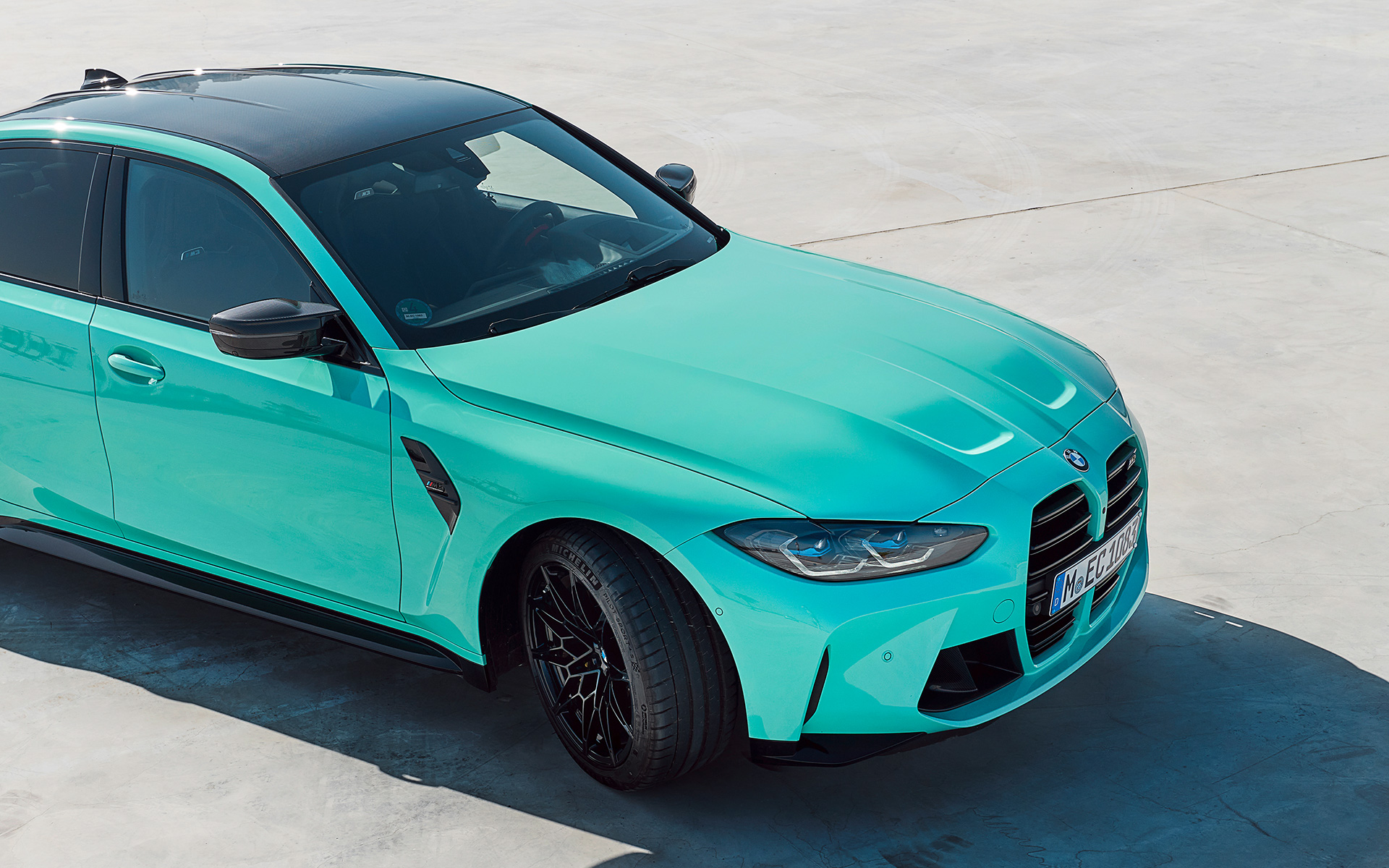 BMW M3 Sedan, G80, 2021, BMW Individual Mint Green krāsa, trīs ceturtdaļu sānskats BMW M3 Sedan, G80, 2021, BMW Individual Mint Green krāsa, trīs ceturtdaļu sānskats, stāvošs automobilis, skats no augšas pilsētas kvartālā