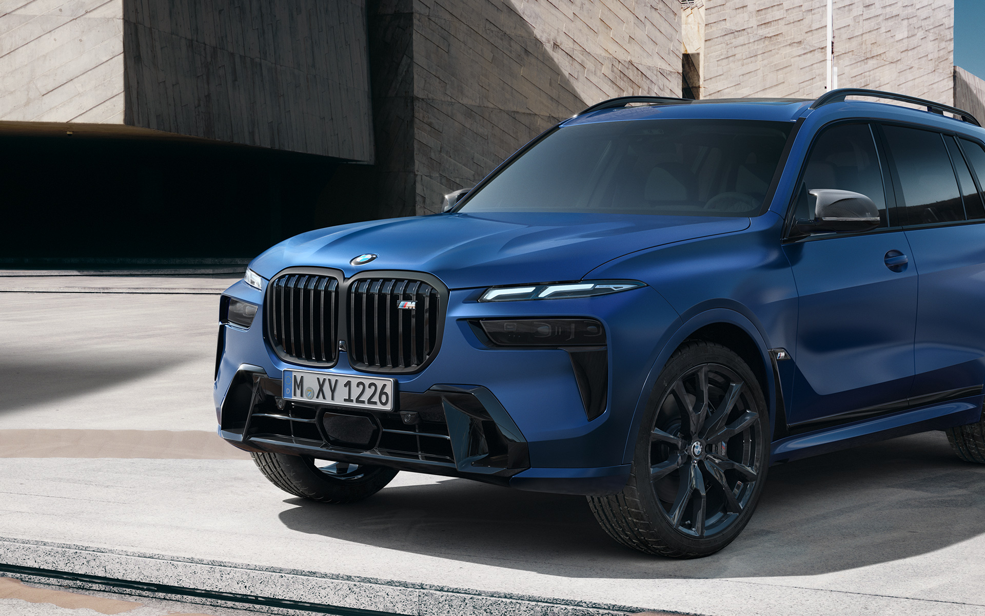 BMW X7 M60i xDrive, G07, LCI, BMW Individual metāliska Frozen Marina Bay Blue krāsa, trīs ceturtdaļu sānskats BMW X7 M60i xDrive, G07, LCI, BMW Individual metāliska Frozen Marina Bay Blue krāsa, trīs ceturtdaļu sānskats, pilsētas kvartālā stāvošs automobilis