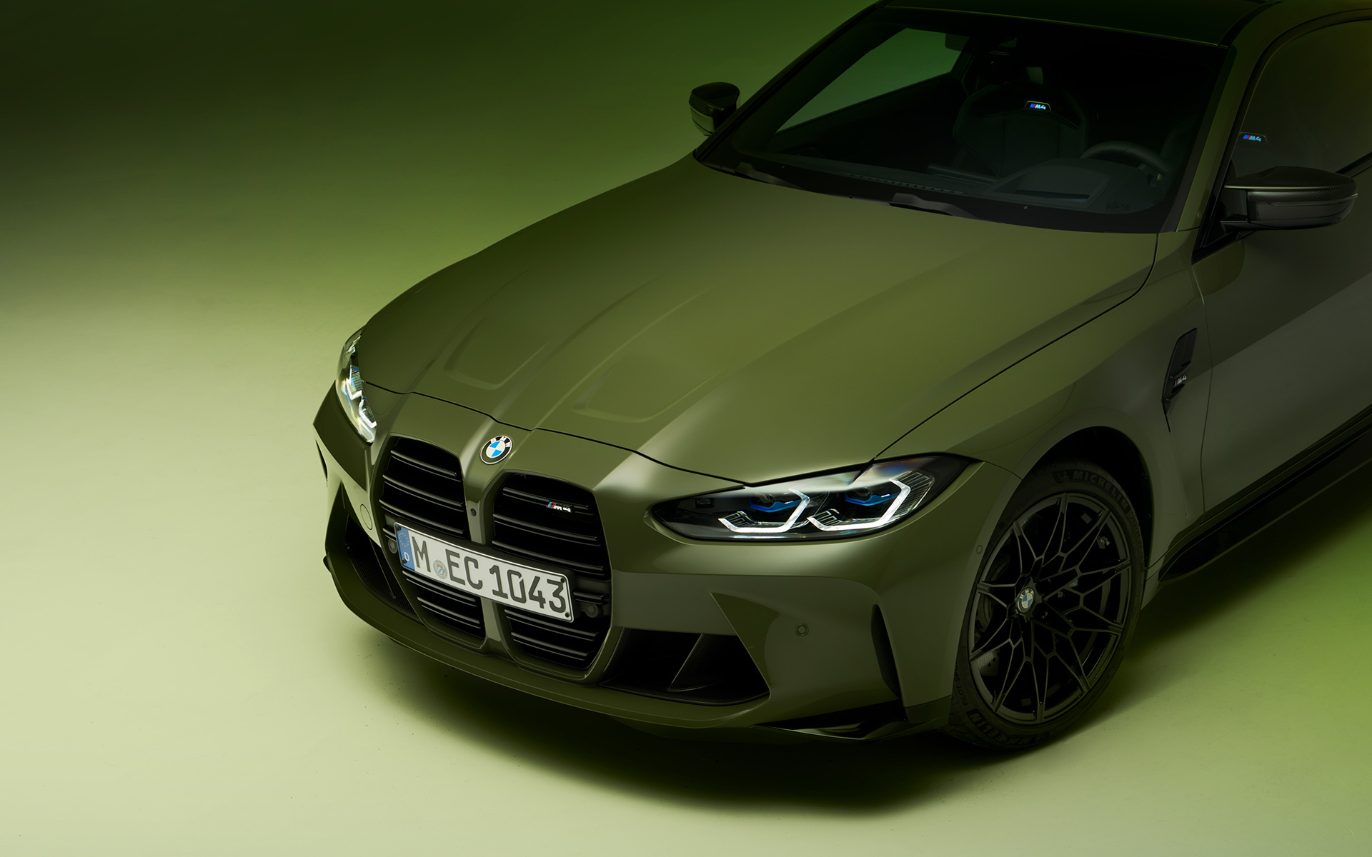 BMW M4 Competition Coupé, G82, 2021, BMW Individual Urban Green krāsa, trīs ceturtdaļu priekšpuses skats BMW M4 Competition Coupé, G82, 2021, BMW Individual Mint Green krāsa, trīs ceturtdaļu priekšpuses skats, ar skatu no augšas pilsētas kvartālā