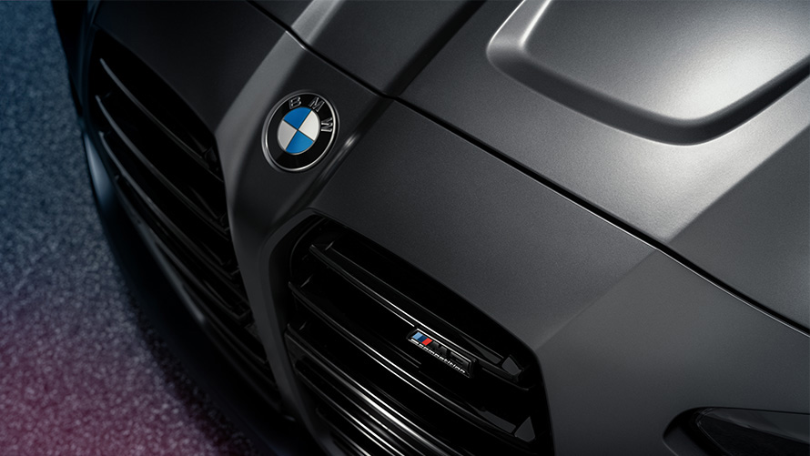 BMW M4 Competition Coupé, G82, 2021, metāliska Frozen Dark Grey krāsa, stāvošs automobilis pilsētas kvartālā, no augšas, tuvplāns BMW M4 Competition Coupé, G82, 2021, metāliska Frozen Dark Grey krāsa, stāvošs automobilis pilsētas kvartālā, no augšas, tuvplāns