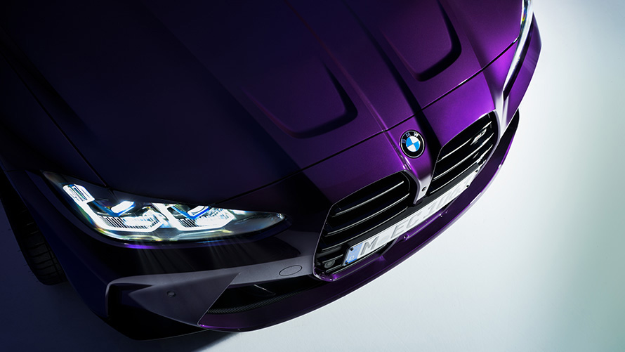 BMW M4 Competition Coupé, G82, 2021, BMW Individual metāliska Thundernight krāsa, trīs ceturtdaļu priekšpuses skats pilsētas kvartālā no augšas, tuvplāns BMW M4 Competition Coupé, G82, 2021, BMW Individual metāliska Thundernight krāsa, trīs ceturtdaļu priekšpuses skats pilsētas kvartālā no augšas, tuvplāns