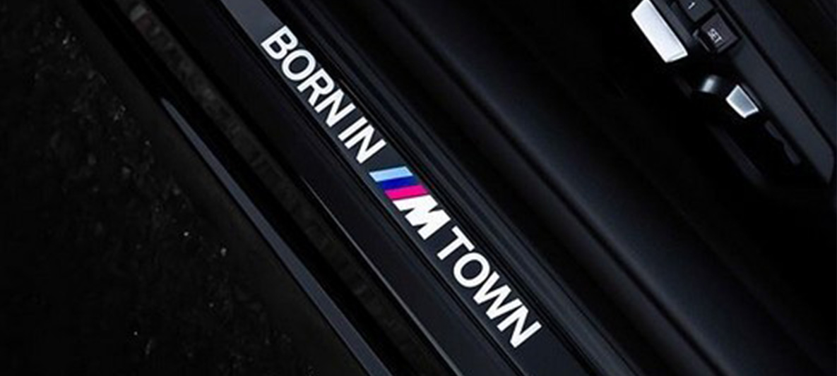 BMW Individual, durvju sliekšņu apdare, BMW M pilsētā, tuvplāns BMW Individual, durvju sliekšņu apdare, BMW M pilsētā, tuvplāns
