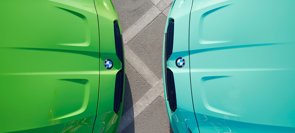 BMW M3 Sedan, G80, 2021, BMW Individual Verde Mantis krāsa, trīs ceturtdaļu skats, un BMW M3 Sedan, G80, 2021, BMW Individual Mint Green krāsa, priekšpuse pret priekšpusi akcentētā skatā no putna lidojuma BMW M3 Sedan, G80, 2021, BMW Individual Verde Mantis krāsa, trīs ceturtdaļu skats, un BMW M3 Sedan, G80, 2021, BMW Individual Mint Green krāsa, priekšpuse pret priekšpusi atstatus, tuvplāns, skats no putna lidojuma
