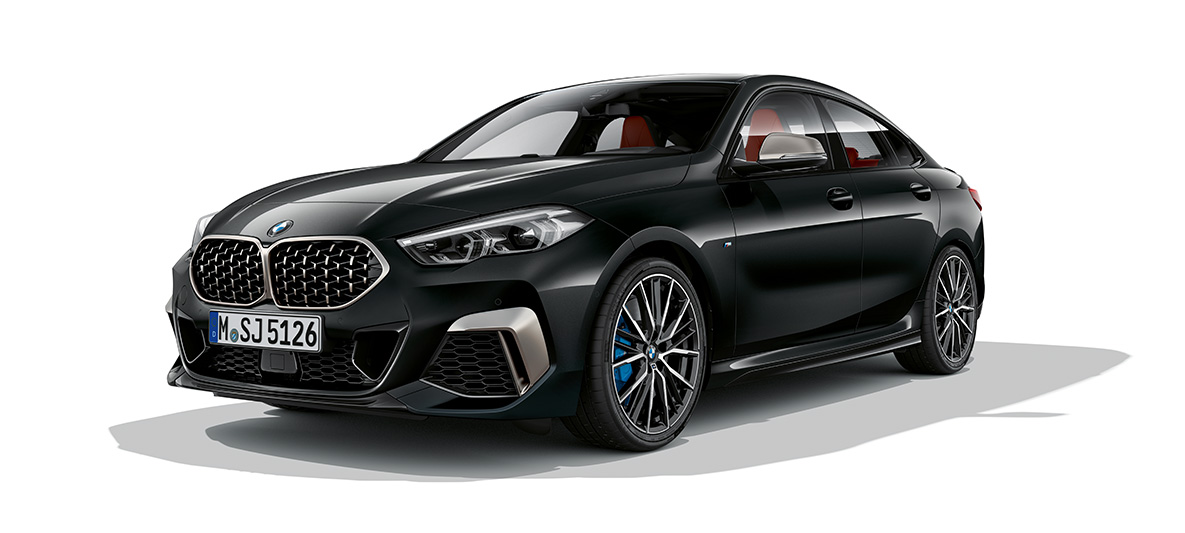 BMW M235i xDrive Gran Coupé, trīs ceturtdaļu priekšpuses skats BMW M235i xDrive Gran Coupé, 2021, metāliska Black Sapphire krāsa, F44, trīs ceturtdaļu priekšpuses skats