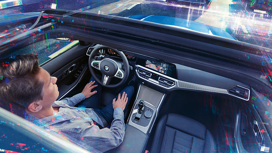 Skats BMW kokpitā Skats BMW kokpitā ar vīrieti pie stūres