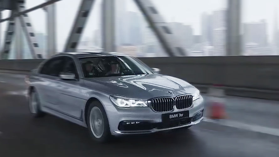Displejs ar navigācijas ekrānu BMW automobilī Displejs ar navigācijas ekrānu BMW vadītāja sēdekļa aizmugurē