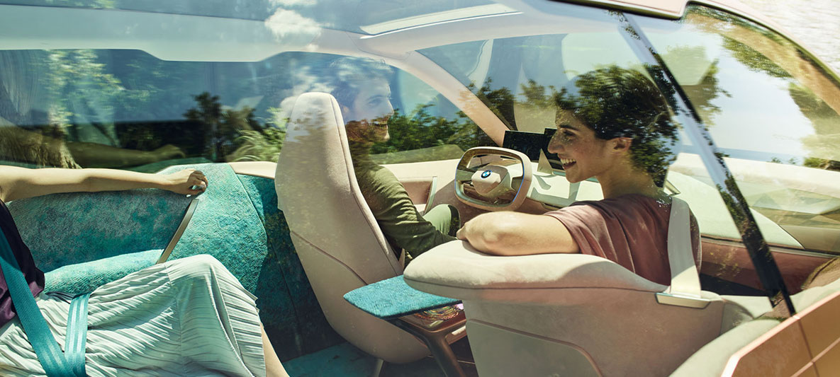 BMW Vision iNEXT salons BMW Vision iNEXT salons ar sievieti, kura pagriežas pret aizmugurējo sēdekli