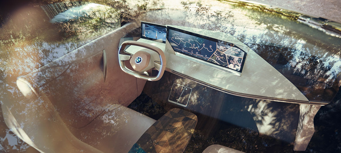 BMW Vision iNEXT kokpits BMW Vision iNEXT kokpits, skats pa panorāmas jumta lūku