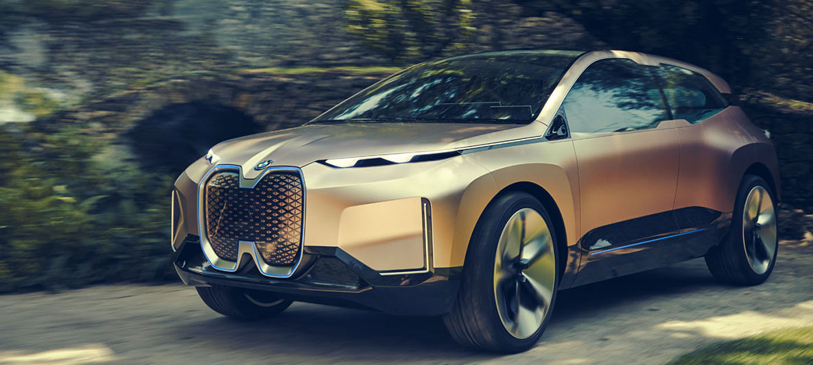 BMW Vision iNEXT trīs ceturtdaļu priekšdaļas skats BMW Vision iNEXT trīs ceturtdaļu priekšdaļas skats uz sienas fona