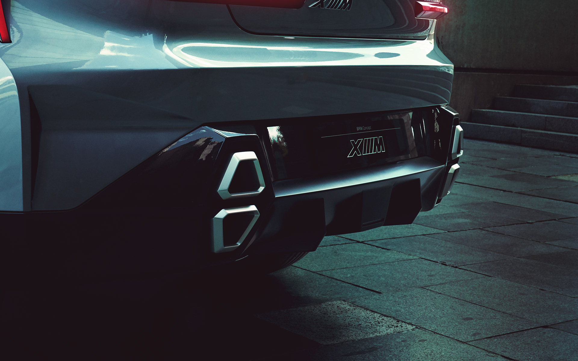 BMW Concept XM (G09), trīs ceturtdaļu aizmugures skats, stāvošs automobilis, tuvplāns, izpūtēja dekoratīvās caurules BMW Concept XM (G09), trīs ceturtdaļu aizmugures skats, stāvošs automobilis, tuvplāns, izpūtēja dekoratīvās caurules