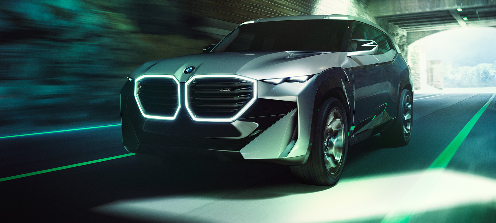 BMW Concept XM (G09), trīs ceturtdaļu priekšpuses skats, stāvošs automobilis BMW Concept XM (G09), trīs ceturtdaļu priekšpuses skats, stāvošs automobilis
