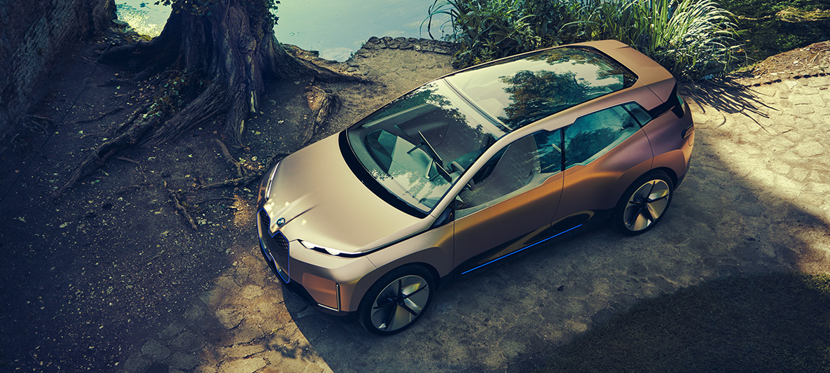 BMW Vision iNEXT no augšpuses BMW Vision iNEXT no augšpuses pie ezera ar koku
